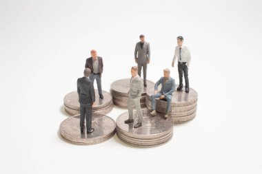 İş, Güvenlik, Emeklilik ve tasarruf kavramı. İş adamının mini figürüne yaklaş.