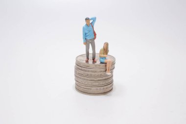 Küçük bir çift bozuk paraların üzerinde duruyor.