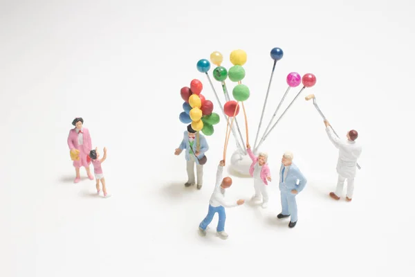 Família Figura Mini Crianças Com Balões Coloridos — Fotografia de Stock