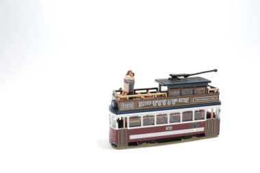  Tramvayda kucaklaşan mutlu çift figürü.