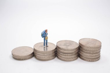 Küçük bir yürüyüş karakteri ve bir yığın bozuk para.