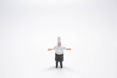 Şefin küçük bir parçası beyazın üzerinde duruyor.