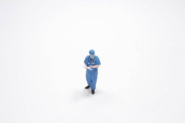 Çalışan cerrahın mini, klinik manşeti.