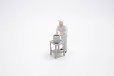 Mini Şef yemek servisi yapıyor, mutfakta garnitür yapıyor.