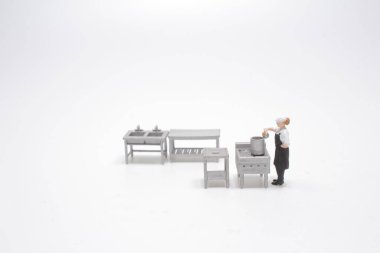 Mini Şef yemek servisi yapıyor, mutfakta garnitür yapıyor.