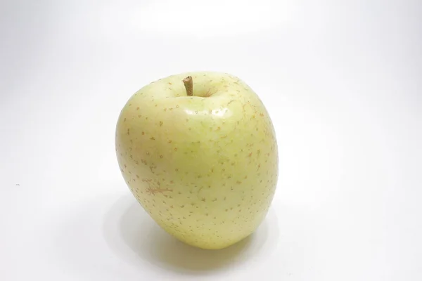 Vihreä Omena Eristetty Valkoisella Takamaalla — kuvapankkivalokuva