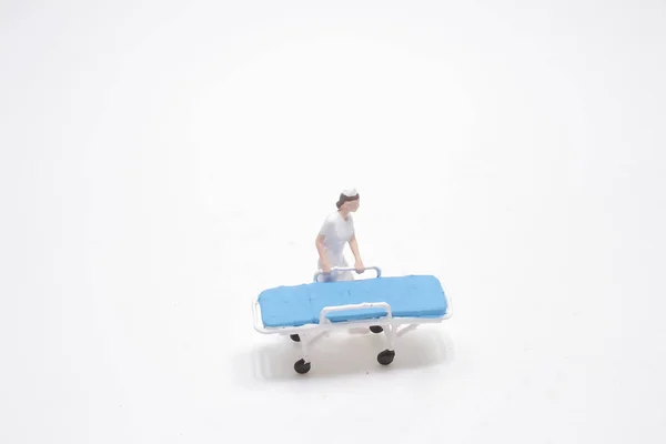 Die Minifigur Krankenschwestern Schieben Patienten Auf Whiteboard — Stockfoto
