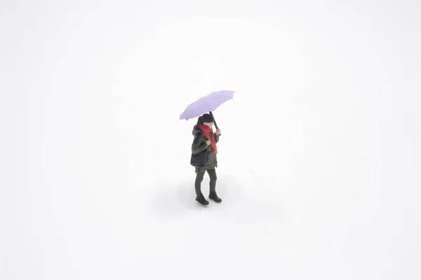 Mini Figura Esernyővel Fehér Táblán — Stock Fotó