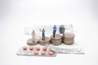 Mini sağlık ekibiyle birlikte istiflenmiş paralar.