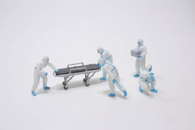 Koruyucu kıyafetli küçük bir hemşire grubu.