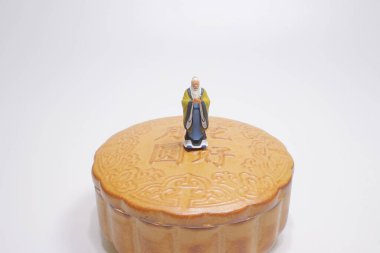 the classical chinese old man with the moon cake 