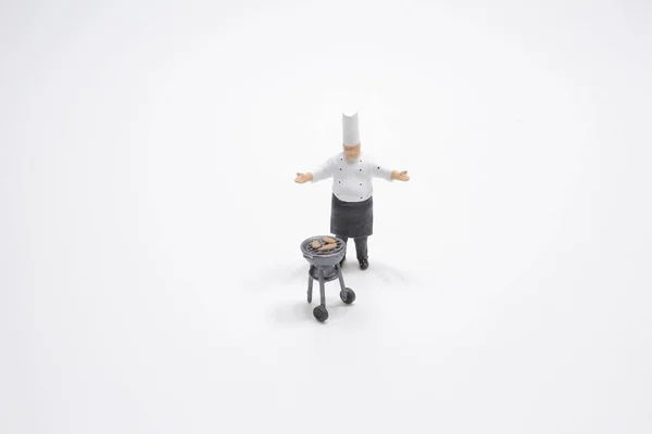 Der Mini Koch Bereitet Fleisch Auf Dem Grill — Stockfoto