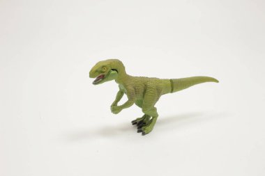 Plastik dinozor oyuncağının boyutu beyaz arka planda izole edilmiş.