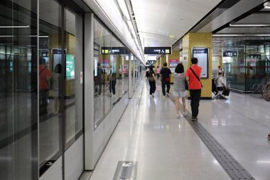 2 Temmuz 2021. Hong Kong 'daki Sung Wong istasyonunun platformu. 