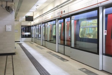 2 Temmuz 2021. Hong Kong 'daki Sung Wong istasyonunun platformu. 