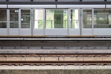 2 Temmuz 2021 Açık hava istasyonundaki boş tren istasyonu