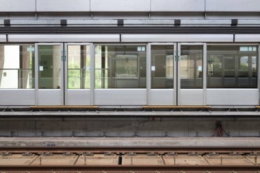 2 Temmuz 2021 Açık hava istasyonundaki boş tren istasyonu