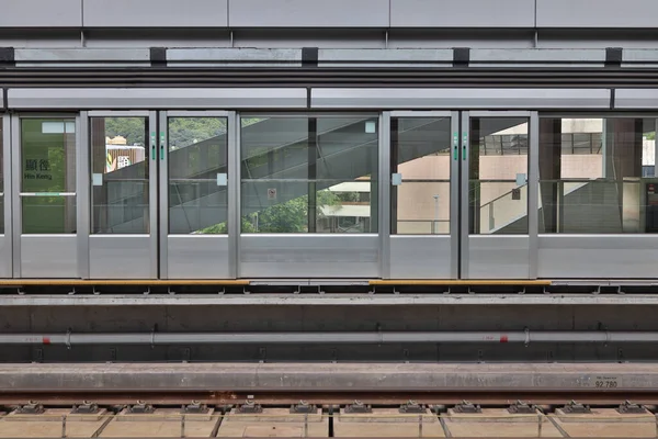 2 Temmuz 2021 'de Hong Kong' daki metro istasyonunda. 