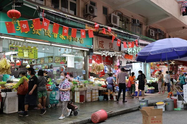 Temmuz 2021 Alışveriş Yapanlar Hong Kong Tramvay Raylarının Geçtiği Sokak — Stok fotoğraf