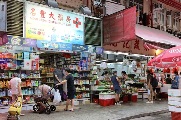 Temmuz 2021 Alışveriş Yapanlar Hong Kong Tramvay Raylarının Geçtiği Sokak — Stok fotoğraf