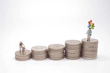 Anne ve oğlu bozuk para yığınının üzerinde duruyor. iş kavramı