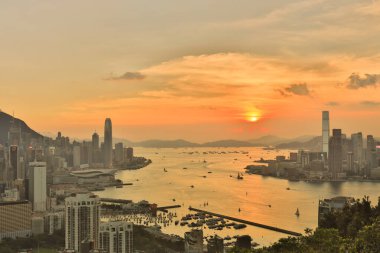 Kızıl Tütsü Yakma Zirvesi 'nde Hong Kong manzaralı gün batımı 9 Temmuz 2021