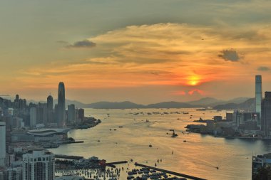 Kızıl Tütsü Yakma Zirvesi 'nde Hong Kong manzaralı gün batımı 9 Temmuz 2021