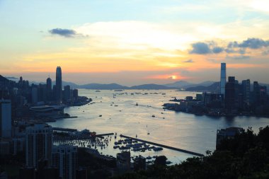 Kızıl Tütsü Yakma Zirvesi 'nde Hong Kong manzaralı gün batımı 9 Temmuz 2021