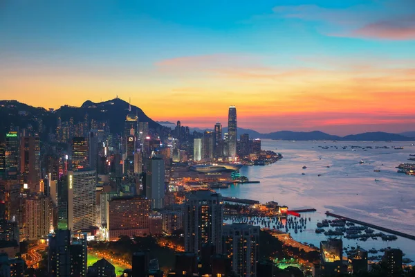 2021年7月9日黄昏时分香港在赤霞燃烧峰的观景 — 图库照片