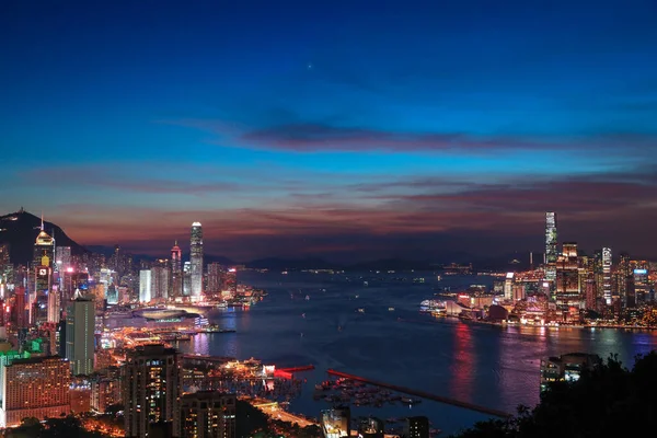 香港ビューの黄昏レッドインセンスバーナーサミット展望台9 7月2021 — ストック写真