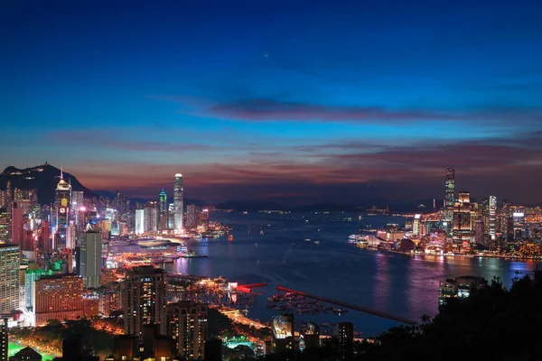 香港ビューの黄昏レッドインセンスバーナーサミット展望台9 7月2021 — ストック写真