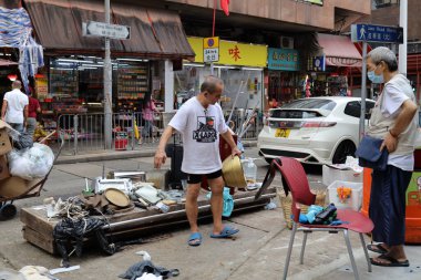 2 Temmuz 2021 'de alışveriş yapanlar Hong Kong' da tramvay raylarının geçtiği sokak nemli pazarında.