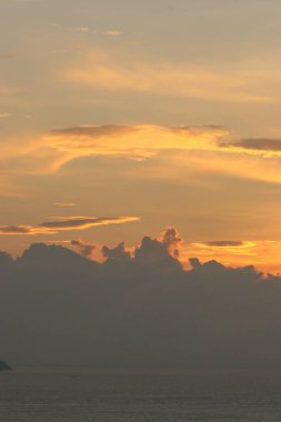 Parlak güneşli turuncu günbatımı gökyüzü 