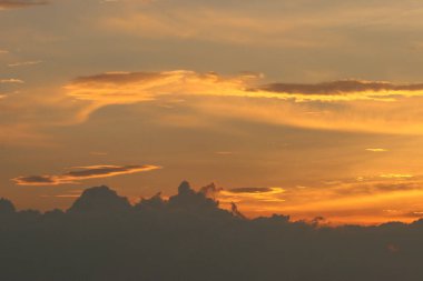 Parlak güneşli turuncu günbatımı gökyüzü 