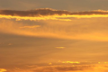 Parlak güneşli turuncu günbatımı gökyüzü 