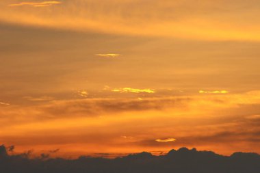 Parlak güneşli turuncu günbatımı gökyüzü 