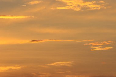 Parlak güneşli turuncu günbatımı gökyüzü 