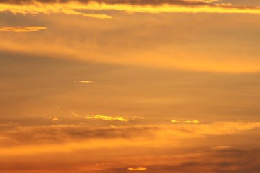 Parlak güneşli turuncu günbatımı gökyüzü 