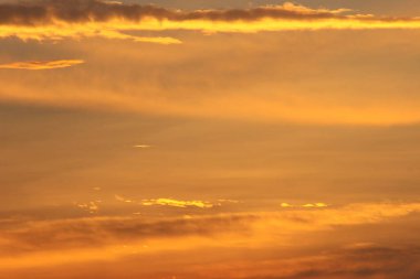 Parlak güneşli turuncu günbatımı gökyüzü 