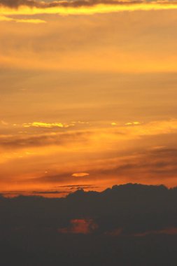 Parlak güneşli turuncu günbatımı gökyüzü 