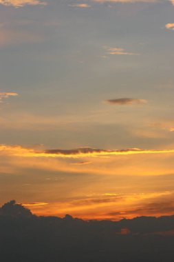 Günbatımı gökyüzü arkaplanı, akşam yumuşak güneş ışığı. Geniş gökyüzü manzarası panoramik manzara
