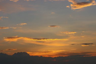 Günbatımı gökyüzü arkaplanı, akşam yumuşak güneş ışığı. Geniş gökyüzü manzarası panoramik manzara