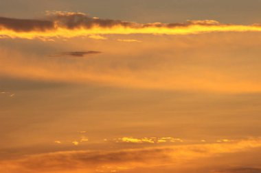 Parlak güneşli turuncu günbatımı gökyüzü 