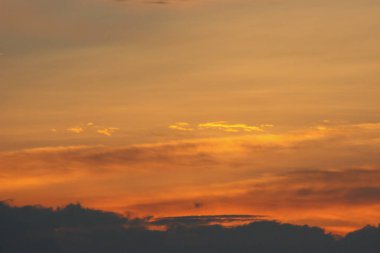 Turuncu günbatımı gökyüzü, günbatımı gökyüzü. Soyut doğa arkaplanı.