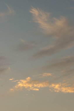 Parlak güneşli turuncu günbatımı gökyüzü 