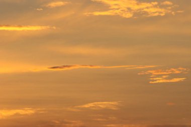 Parlak güneşli turuncu günbatımı gökyüzü 