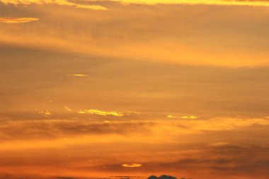 Parlak güneşli turuncu günbatımı gökyüzü 