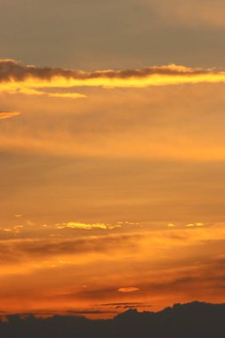 Parlak güneşli turuncu günbatımı gökyüzü 