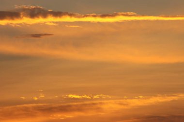 Parlak güneşli turuncu günbatımı gökyüzü 