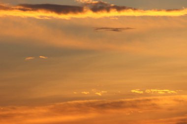 Parlak güneşli turuncu günbatımı gökyüzü 